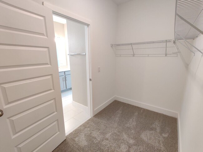 Building Photo - 9570 Little Bluestem Dr