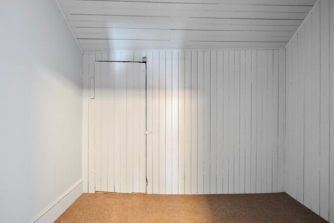 Building Photo - 904 Main St