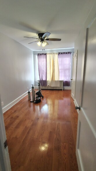 Building Photo - 523 W Nedro Ave