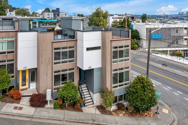 Building Photo - Modern Townhouse with Rooftop Deck & Skyli...