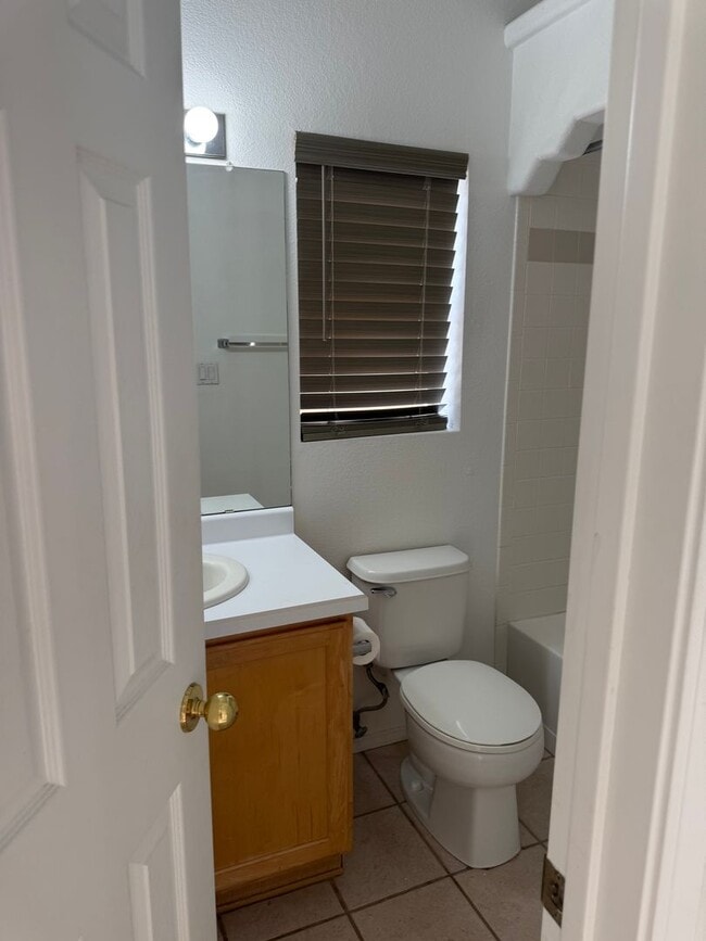 Building Photo - 2828 Monument Dr NW