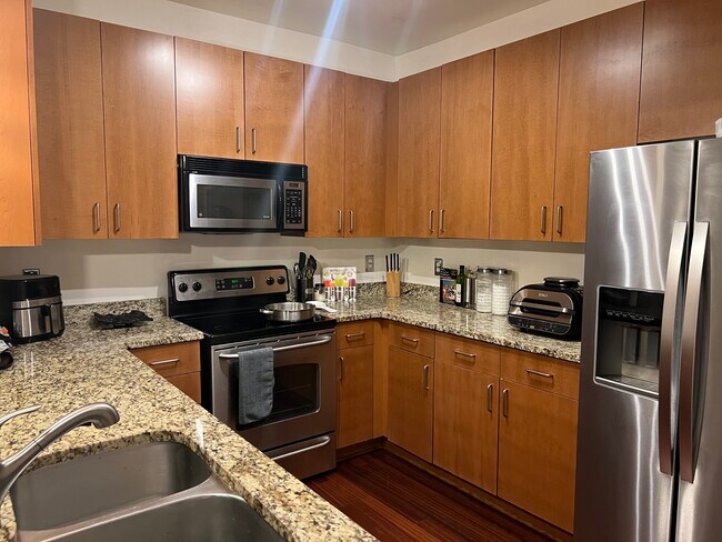 Building Photo - 898 Oak St SW