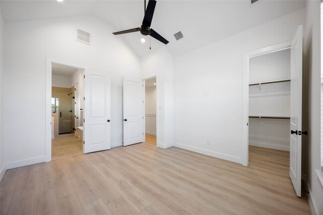 Building Photo - 2528 Live Oak St