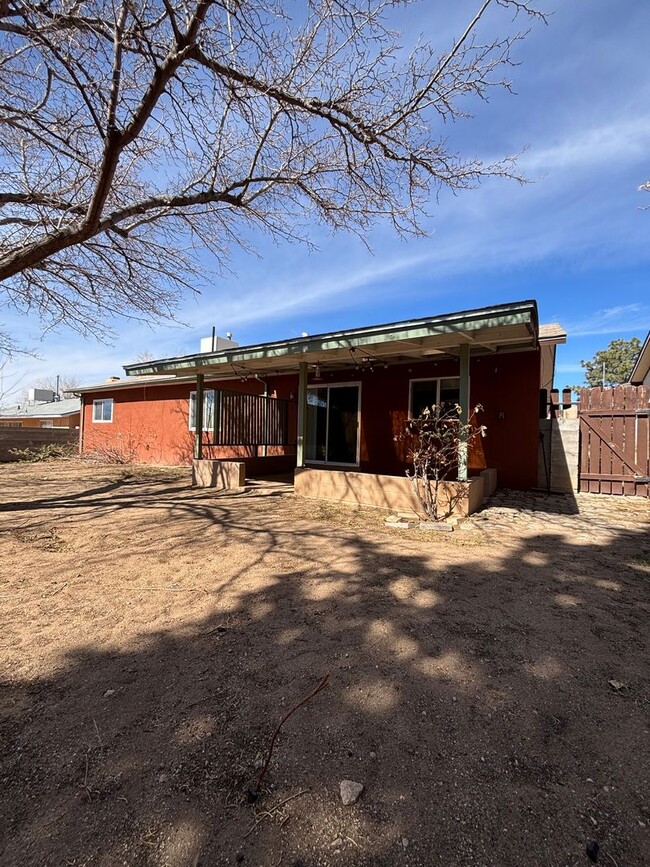 Building Photo - 3BR 2BA home in Desirable NE heights Neigh...