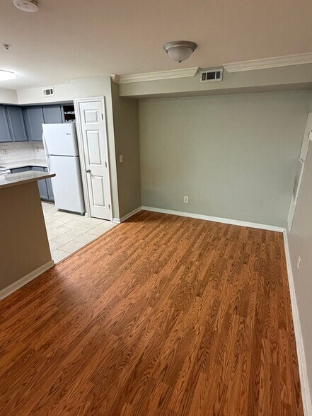 Building Photo - 700 Daniel Ellis Dr