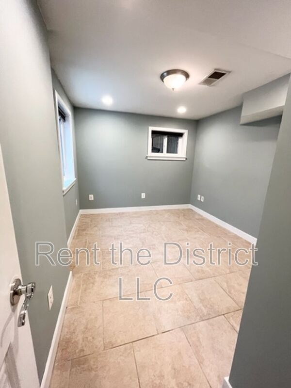 Building Photo - 421 Newton Pl NW