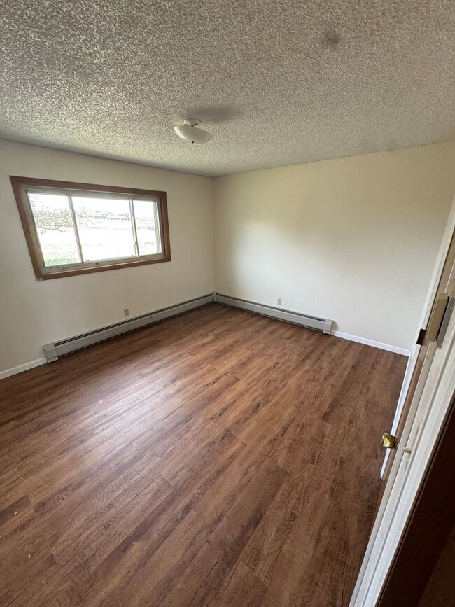 Building Photo - 4 Bedroom - 3 Bathroom just outside of town!