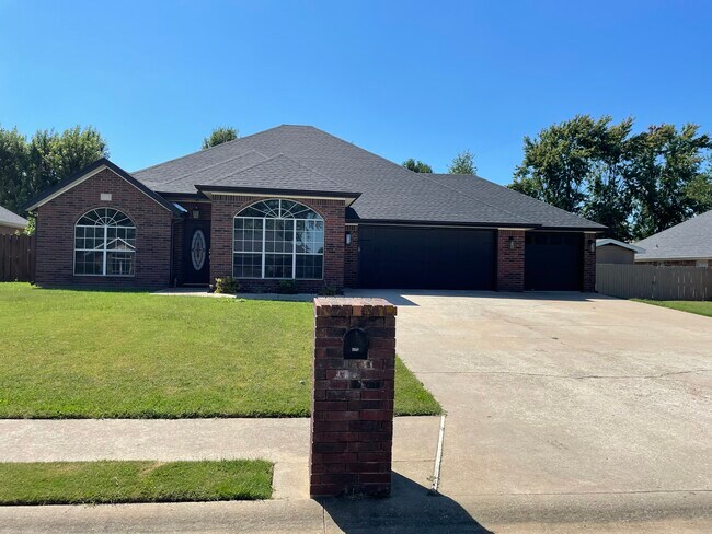 Building Photo - 602 Paradise Way