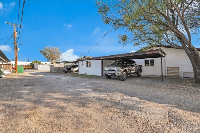 Building Photo - 25 Fern Ave W