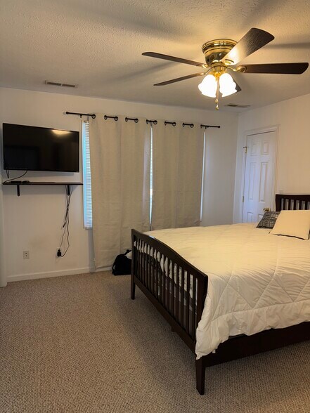 Building Photo - 1080 Willowdale Rd