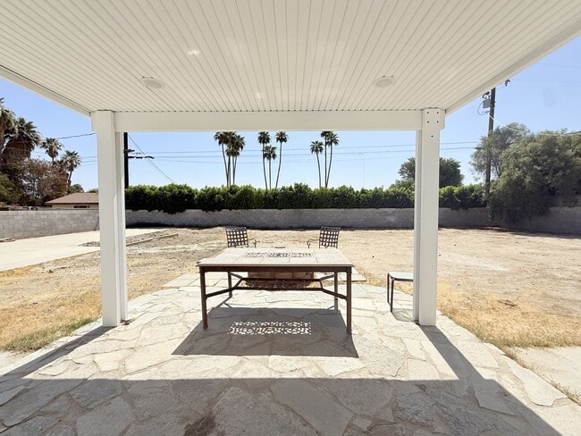 Building Photo - AVAILABLE NOW!! 3 BEDROOM 2 BATHROOM Home in Palm Desert!