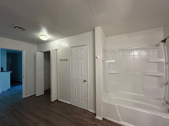 Building Photo - 712 Lakeview Dr