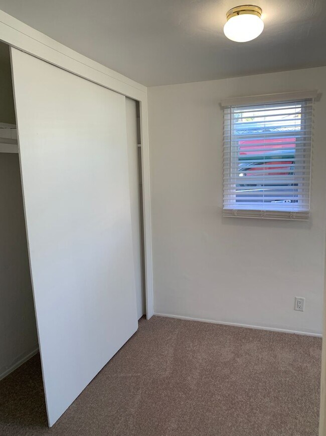 Building Photo - 2 Weeks FREE RENT! 1+1 Craftsman Cottage a...