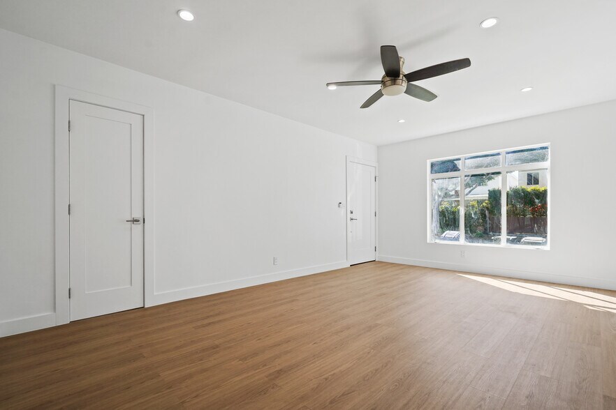 Living Room - 920 Marine St