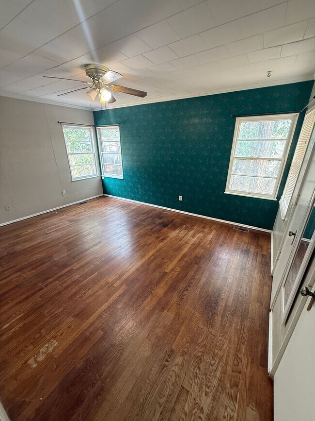 Building Photo - 2/1 in heart of Lubbock!