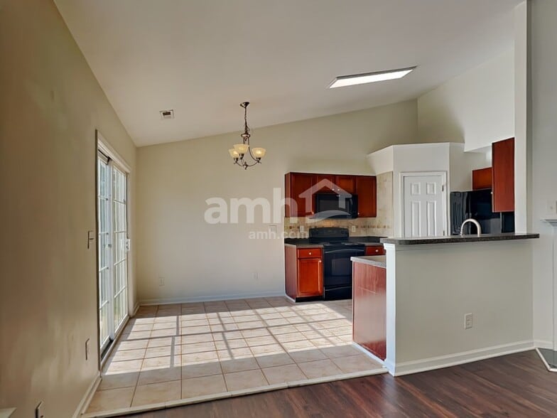 Building Photo - 4404 Wolf Run Dr
