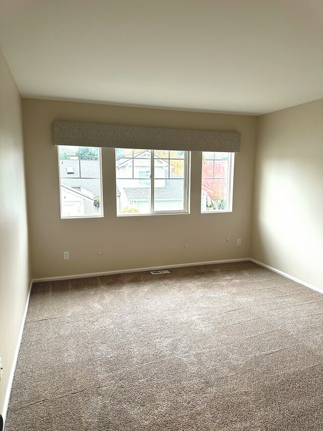 Building Photo - Elegant Gated Townhome with Main-Floor Primary Suite at Marina Pointe Kent