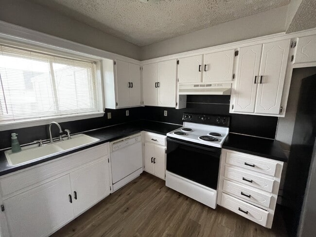 Building Photo - 3-Bed, 2.5 Bath Condo