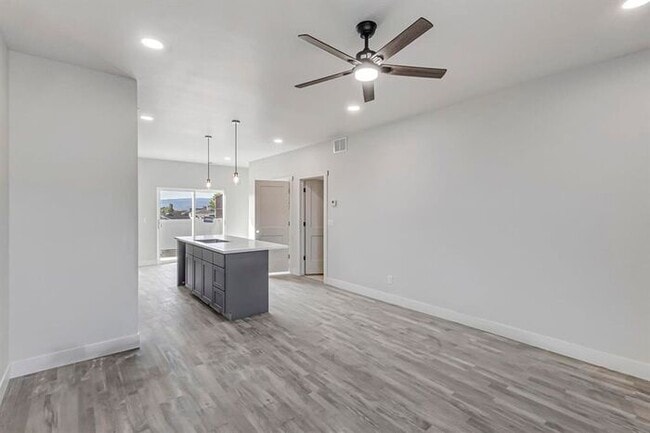 Building Photo - 2861 Naples Dr
