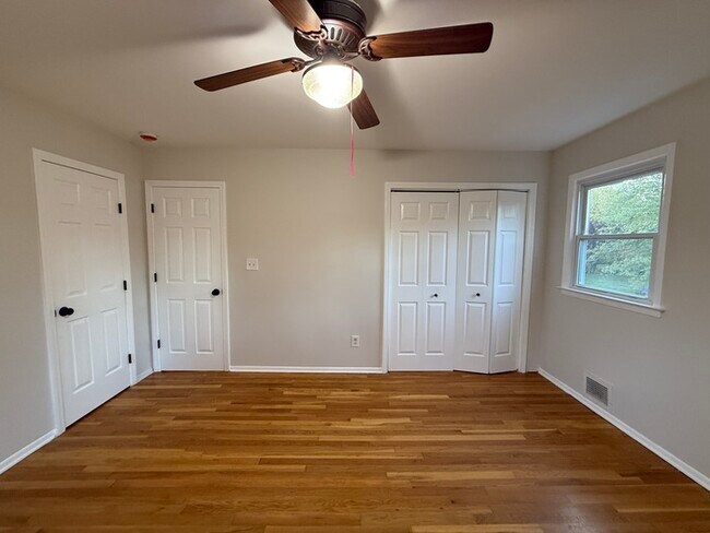 Building Photo - 16 Meadowview Dr