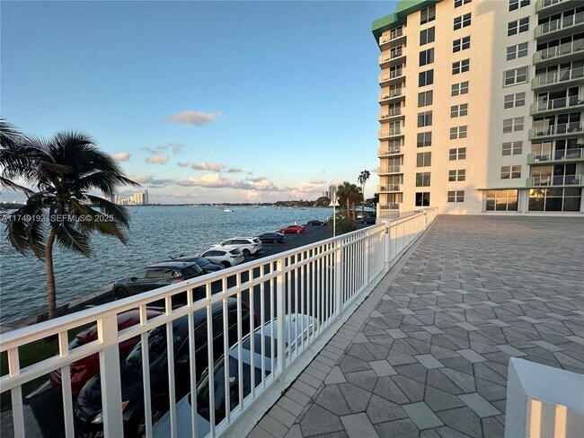 Building Photo - 10350 W Bay Harbor Dr