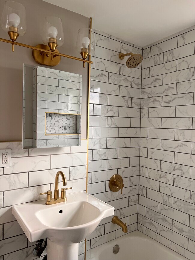 Main Bathroom - 501 Green St