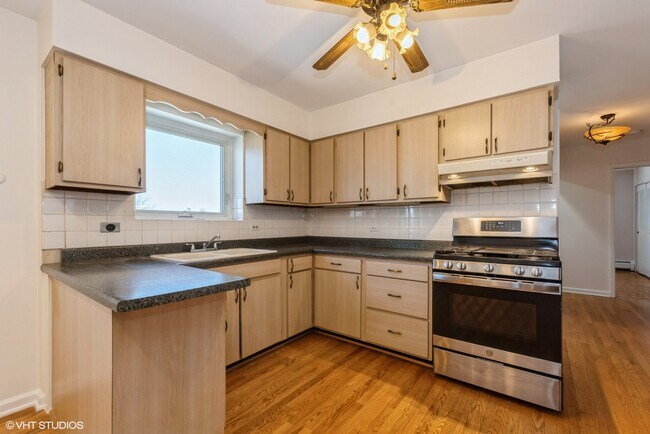 Building Photo - 3552 N Oleander Ave