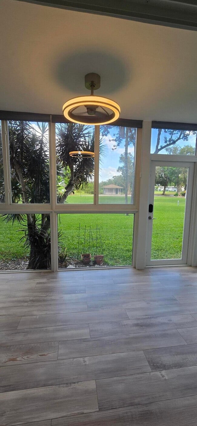 Building Photo - 3300 N Palm Aire Dr