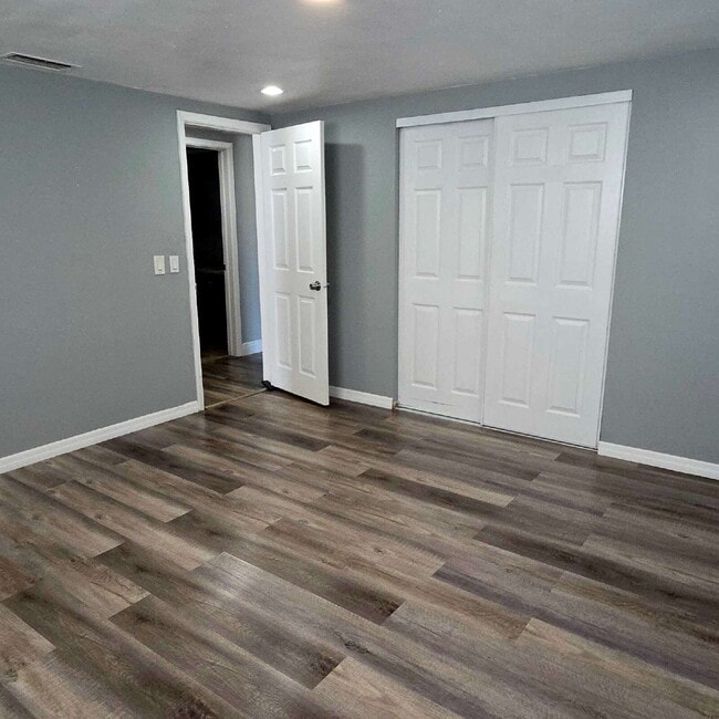 Building Photo - This gorgeous 2/1 house has been remodeled gourmet chef's kitchen, shaker cabinets, granite count...