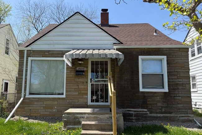 Primary Photo - Renovated 3-Bedroom Home – We Welcome Sect...