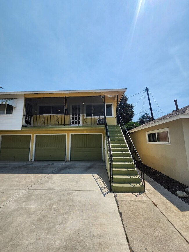 Building Photo - Beautiful 1-bedroom Upstairs Apartment in ...