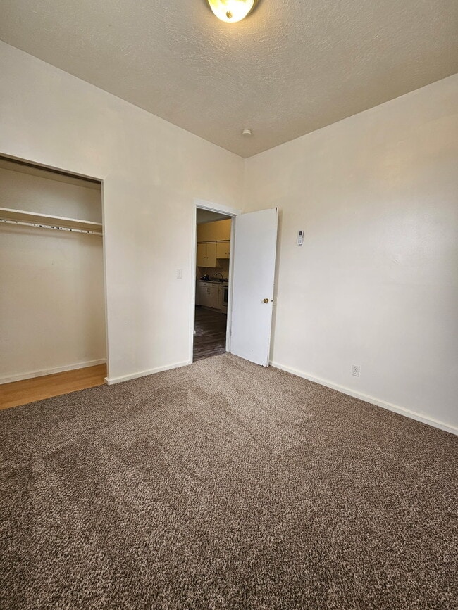 Building Photo - 1015 E 9th S