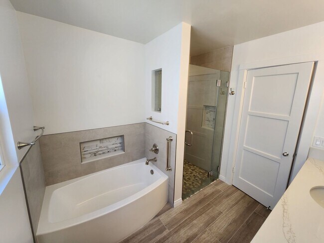 Building Photo - 4950 Rosehedge Dr