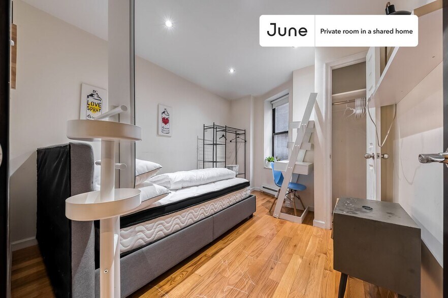 Building Photo - Private bedroom in 4 bed/2 bath Home