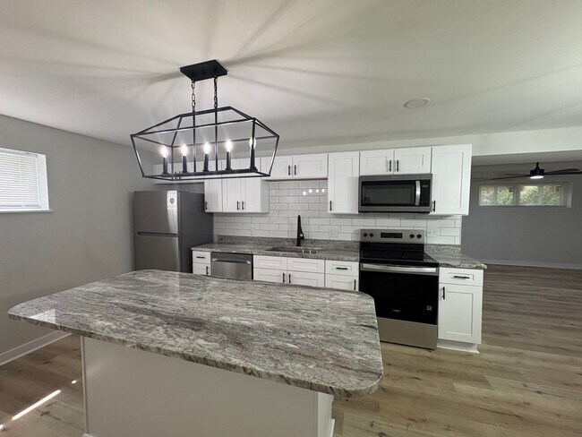 Building Photo - $2,195/month | 4 Bed | 2.5 Bath | 2,046 Sq Ft