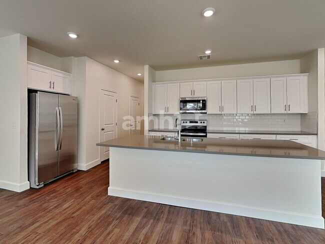 Building Photo - 831 Longwood Gdns St