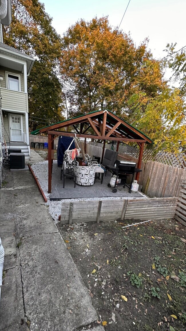 Building Photo - 14 Cooper St