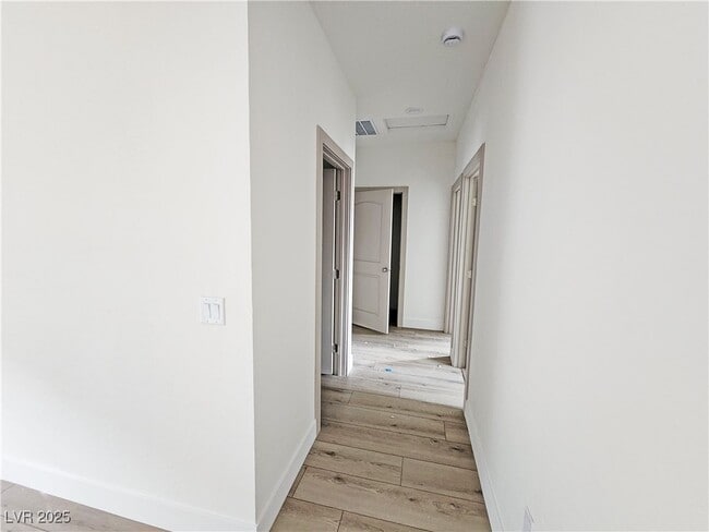 Building Photo - 1340 E Arrowhead St