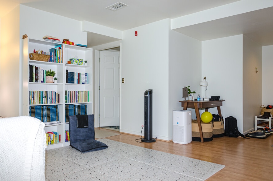 Building Photo - 173 Oak St