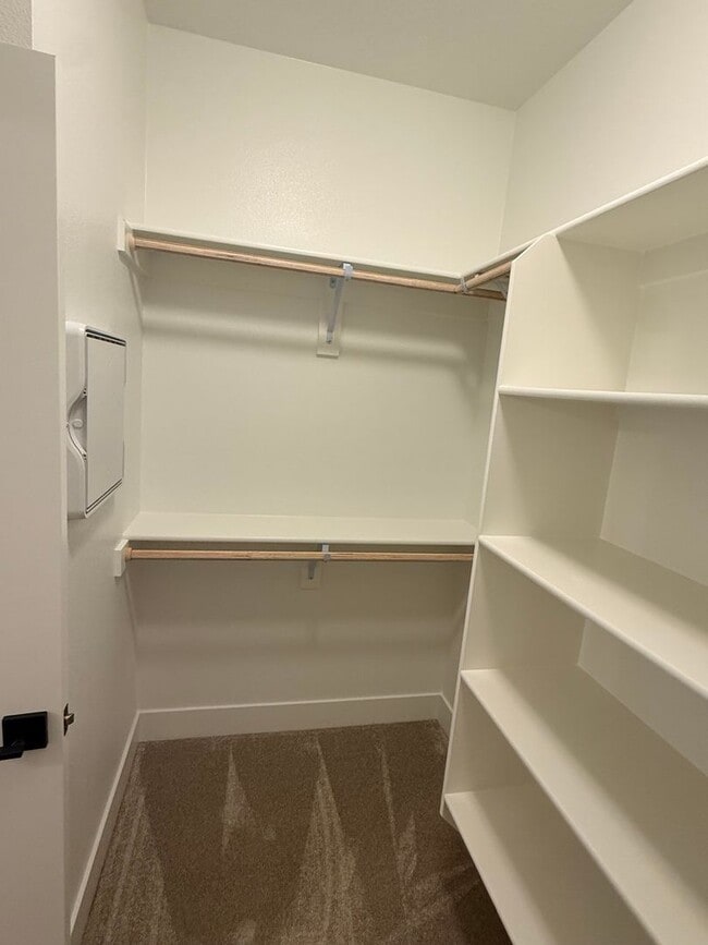 Building Photo - Goregous 3 Bedroom with Loft and Bonus Room! High Ceilings! Pantry! Keyless Entry! Double Oven & ...