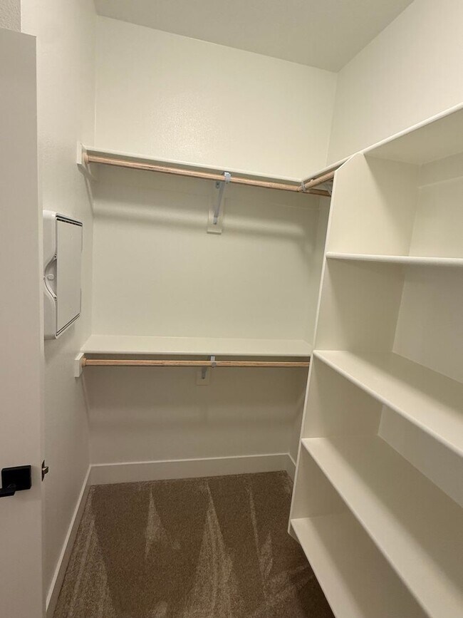 Building Photo - Gorgeous 3 Bedroom with Loft and Bonus Room! High Ceilings! Pantry! Keyless Entry! Double Oven & ...