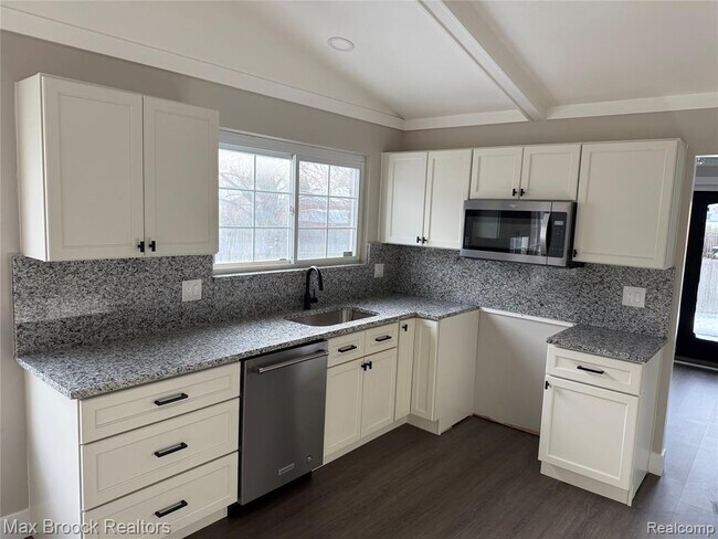 Building Photo - 38527 Claremont Dr