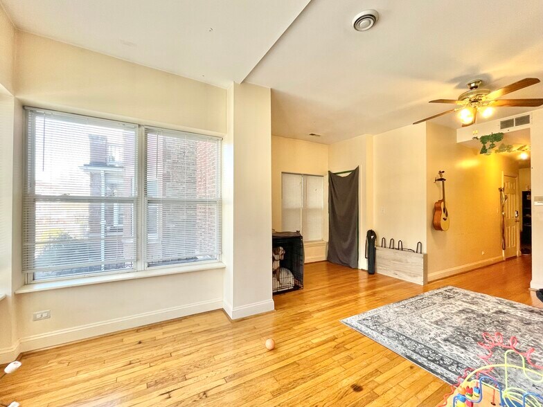 Building Photo - 4831 N Sawyer Ave