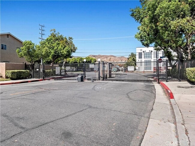 Building Photo - Luxurious 2-Bedroom Townhome with Loft in ...