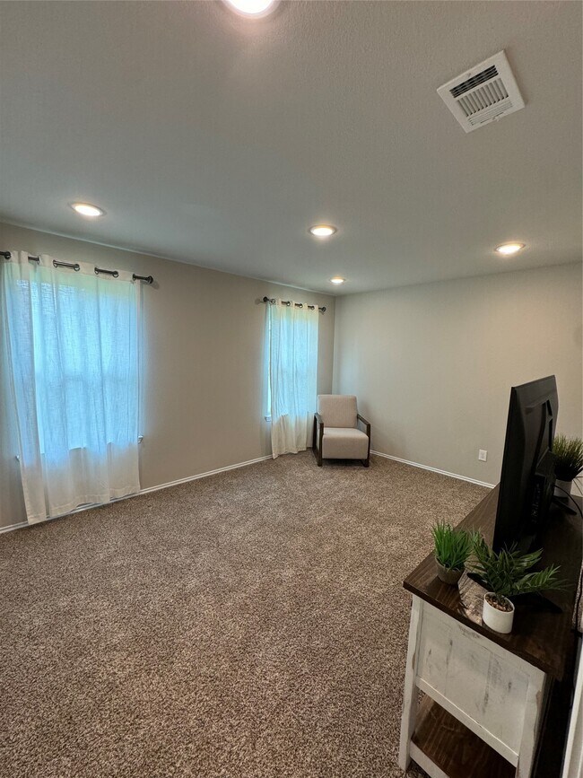 Building Photo - 710 Crystal River