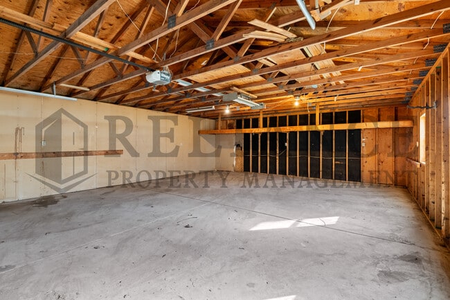 Building Photo - 918 N Clara St