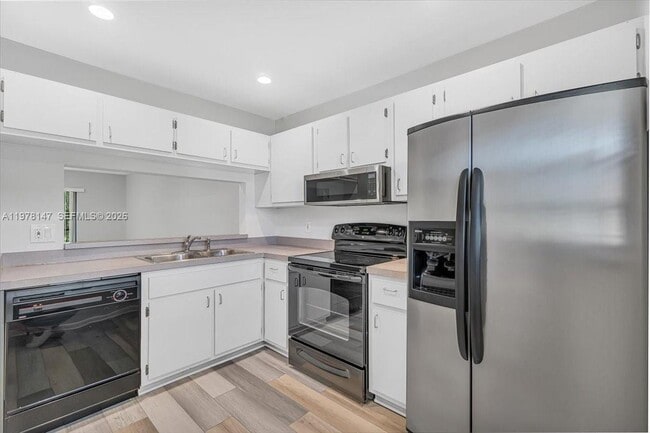 Building Photo - 6832 Palmetto Cir S