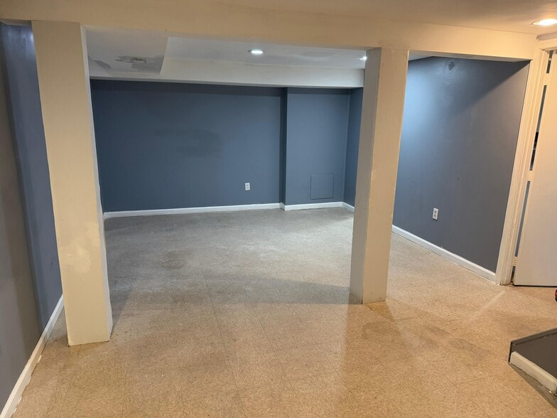 Building Photo - 216 Carnation Ct