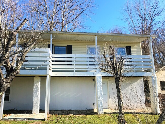 Building Photo - 1226 Martin Cir