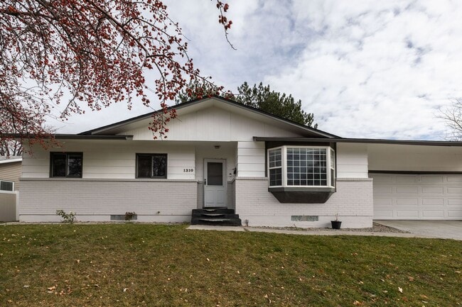 Primary Photo - 4 BED 2 BATH HOME WITH BONUS ROOM IN IDAHO FALLS